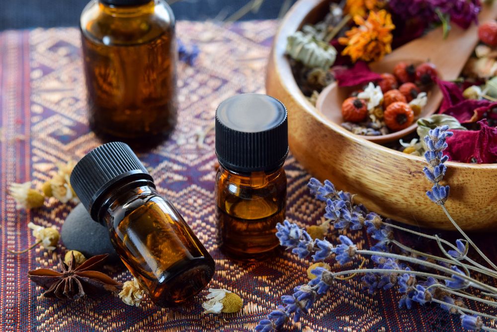 Olejek eteryczny w szklanej buteleczce z naturalnymi dekoracjami do aromaterapii