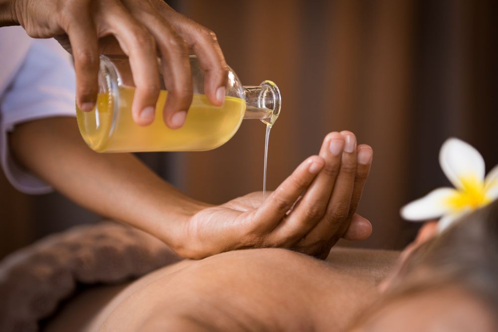 Relaksująca kąpiel z olejkiem cytrynowym i świecami do aromaterapii