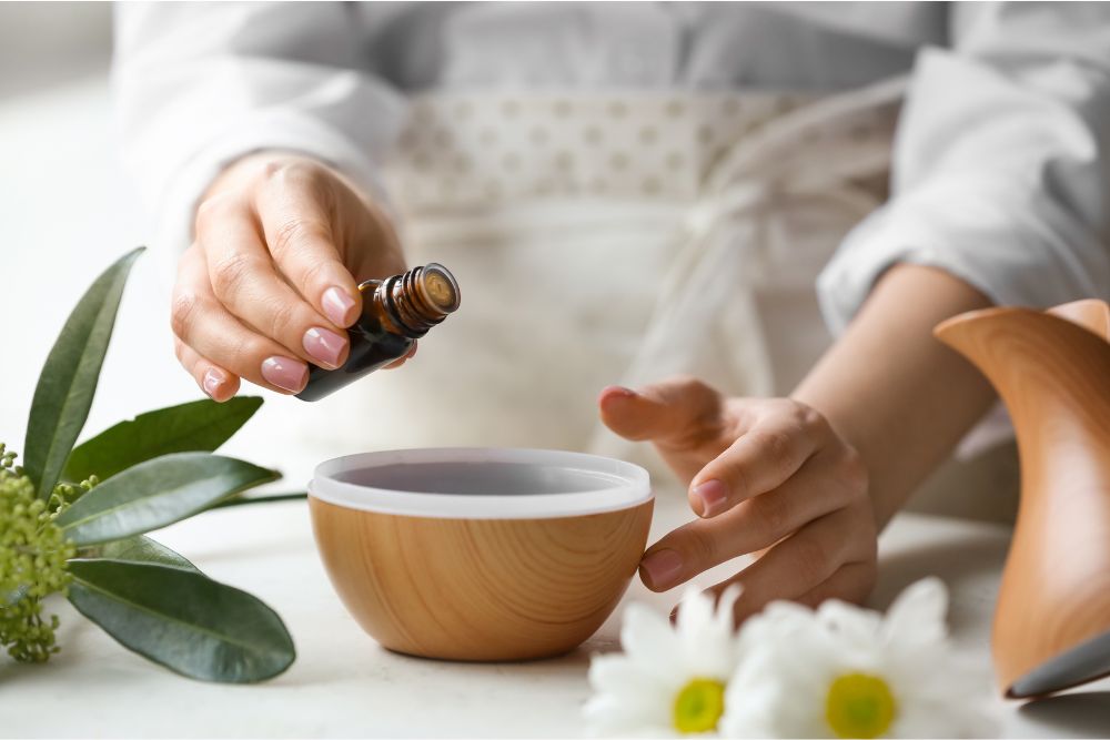 Kobieta podczas relaksacyjnej aromaterapii z olejkami eterycznymi
