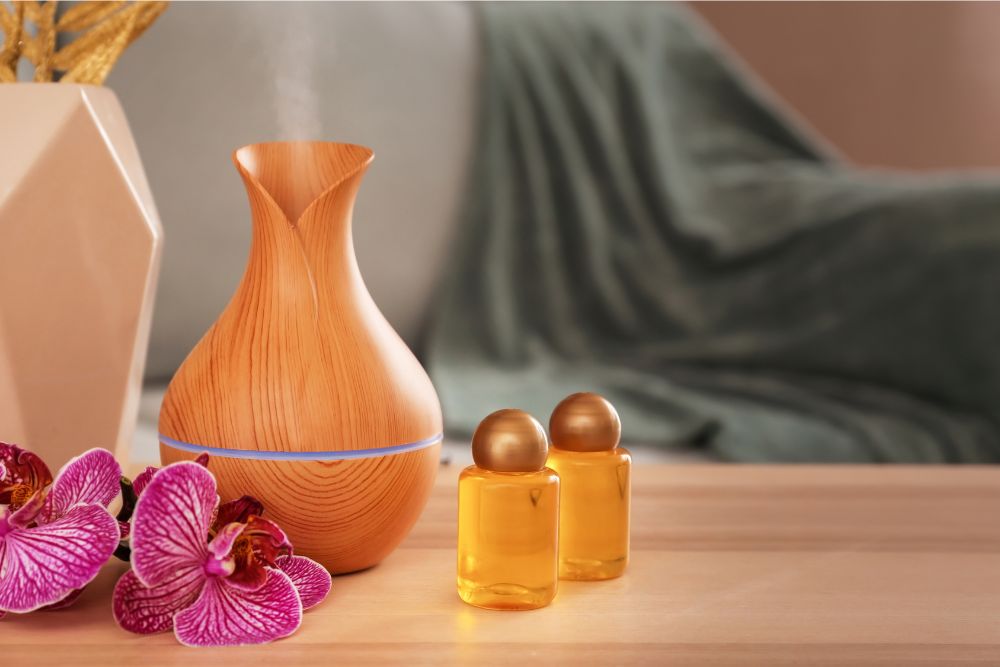 Dyfuzor aromatyczny z kwiatem i olejkami – symbol relaksu dzięki aromaterapii