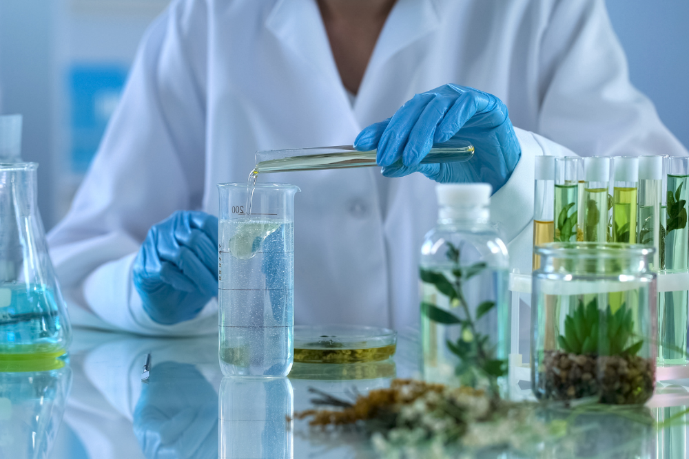 Naukowczyni analizuje olejki eteryczne w laboratorium – badania działania naturalnych substancji i aromaterapii